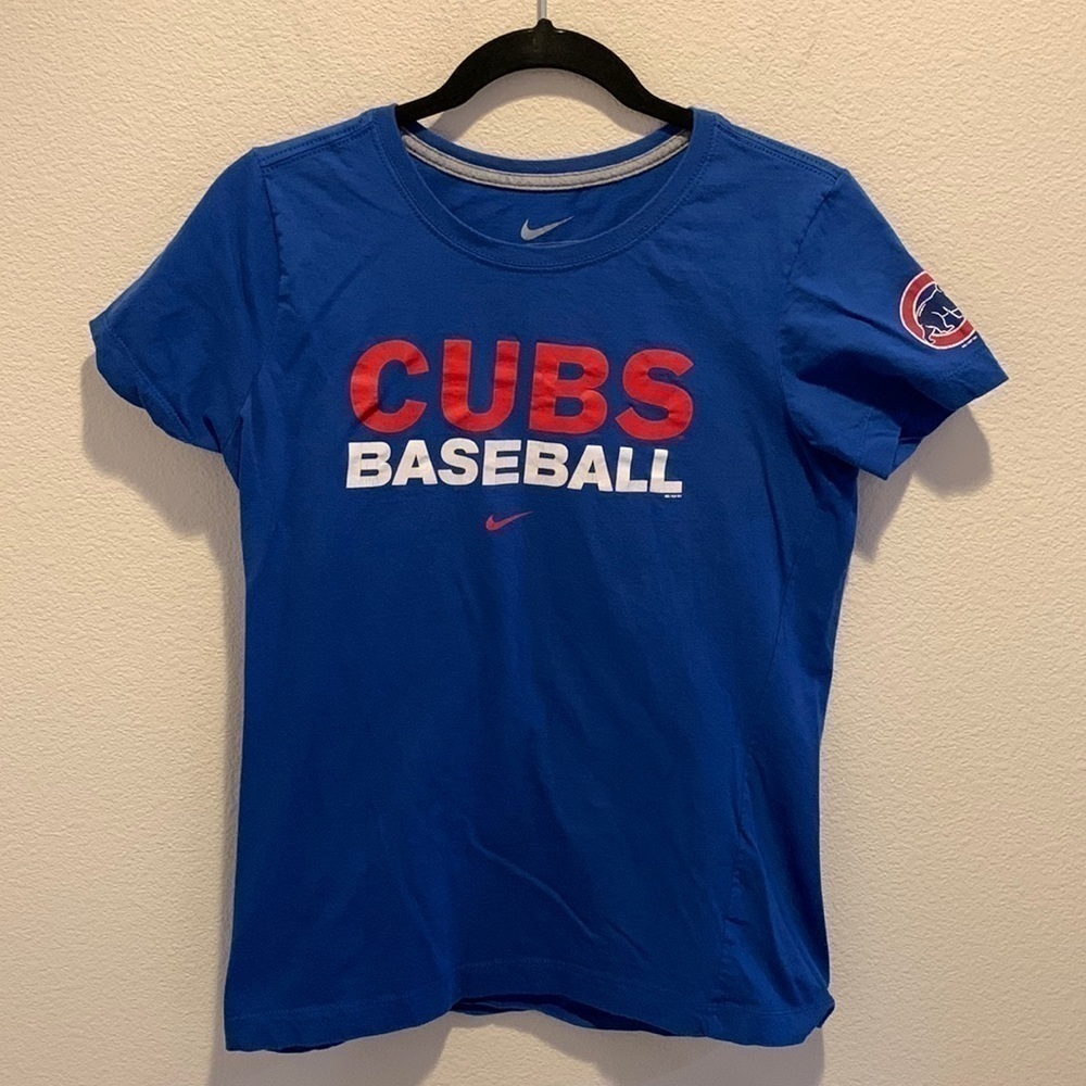 Nike Cubs Baseball Woman’s Tee. Size Large Slim Fit.